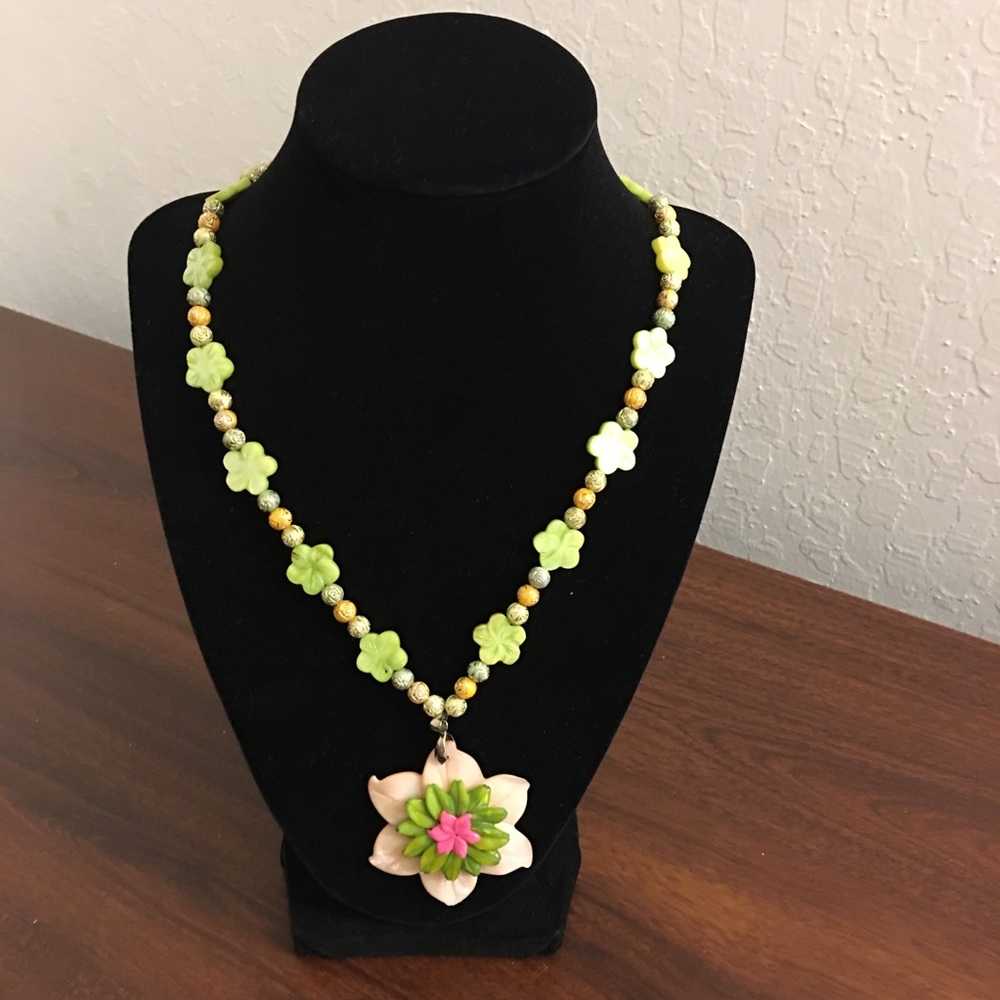 Vintage flower decor necklace